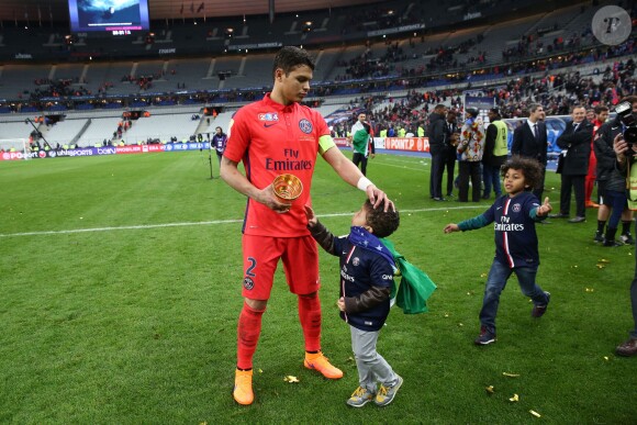 Thiago Silva et ses enfants, lors la finale de la Coupe de la Ligue (PSG face à Bastia) au Stade de France à Saint-Denis le 11 avril 2015.