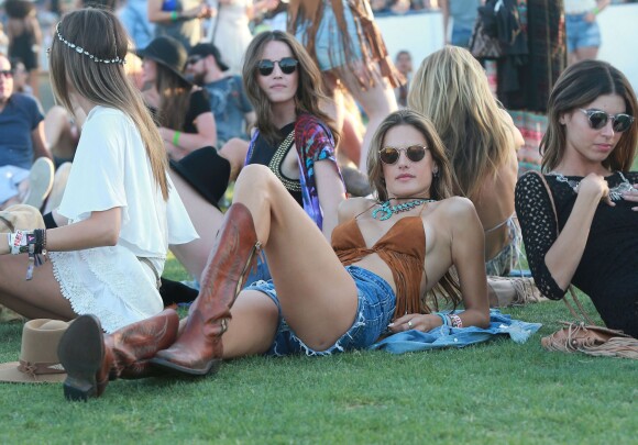 Alessandra Ambrosio, très sexy, au 2ème jour du Festival "Coachella Valley Music and Arts" à Indio, le 11 avril 2015