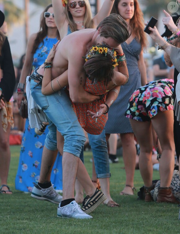 Sarah Hyland et son petit ami Dominic Sherwood au 2ème jour du Festival "Coachella Valley Music and Arts" à Indio, le 11 avril 2015 