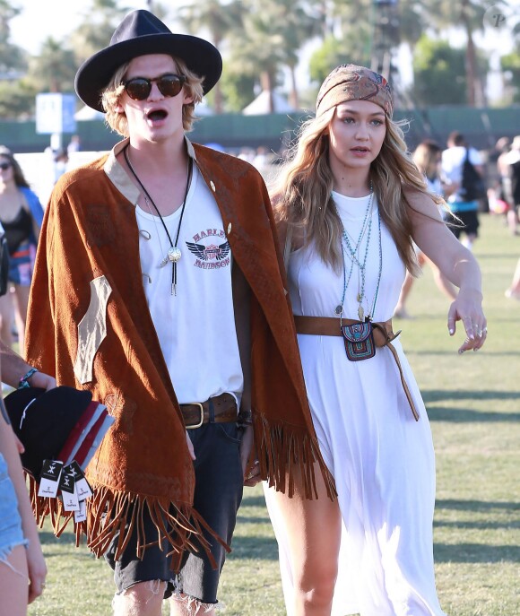 Cody Simpson et sa compagne Gigi Hadid au 3ème jour du Festival de "Coachella Valley Music and Arts" à Indio, le 11 avril 2015 