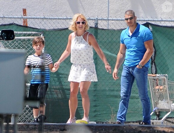 Britney Spears regarde Jayden jouer au football en compagnie de sa mère Lynne Spars à Calabasas, le 12 avril 2015.  