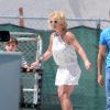 Britney Spears regarde son fils Jayden jouer au football en compagnie de sa mère Lynne Spars à Calabasas, le 12 avril 2015.  