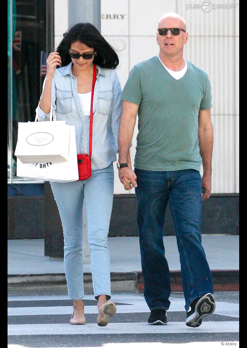  Bruce Willis et sa nouvelle femme Emma Heming font du shopping &amp;agrave; Beverly Hills, le 13 avril 2015 