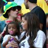 Isabelle Matuidi et ses filles lors du match France - Nigéria à Brasilia au Brésil, le 30 juin 2014