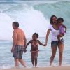 Isabelle Matuidi avec ses filles Myliane et Naëlle sur la plage d'Ipanema à Rio de Janeiro au Brésil le 26 juin 2014