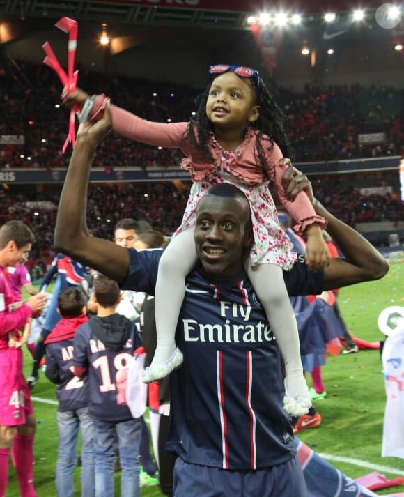 Blaise Matuidi célèbre avec sa fille le titre de champion de France au Parc des Princes à Paris le 18 mai 2013
