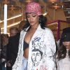 Rihanna arrive au lancement de la collection de chapeaux de son amie Melissa Forde à New York, le 30 mars 2015.