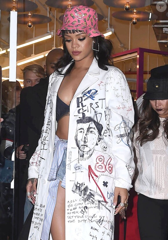 Rihanna arrive au lancement de la collection de chapeaux de son amie Melissa Forde à New York, le 30 mars 2015.
