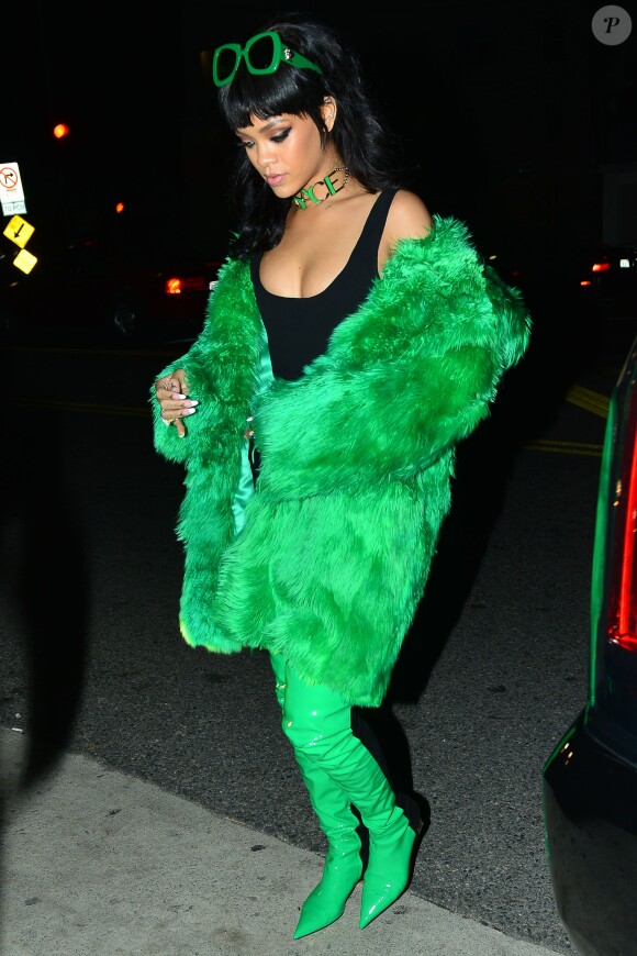 Rihanna porte du Versace à sa sortie de la cérémonie des "iHeart Radio Awards" à Los Angeles, le 29 mars 2015.