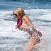 Anna Sophia Berglund en pleine séance photo pour 138 water sur une plage de Malibu, le 23 mars 2015.