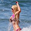 La torride Anna Sophia Berglund perd le haut de son bikini lors d'une baignade à Malibu, le 23 mars 2015.