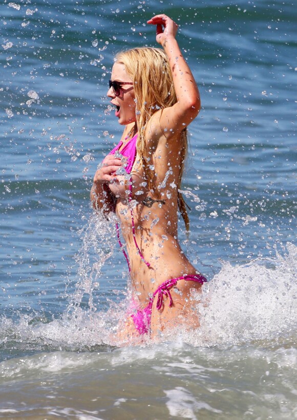 La torride Anna Sophia Berglund perd le haut de son bikini lors d'une baignade à Malibu, le 23 mars 2015.