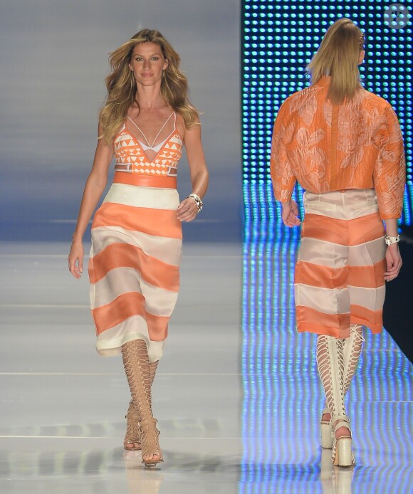 Gisele Bündchen a fait ses adieux aux défilés à l'occasion du défilé Colcci à Sao Paulo au Brésil le 15 avril 2015. Le top a défilé devant toute sa famille réunie pour ce beau moment.