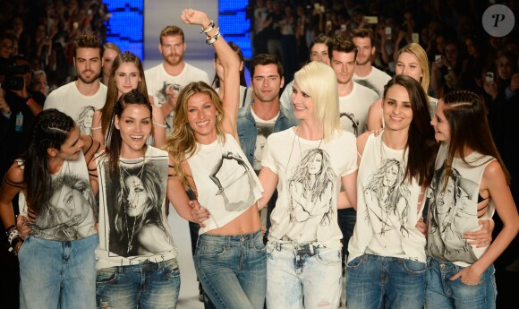 Gisele Bündchen a fait ses adieux aux défilés à l'occasion du défilé Colcci à Sao Paulo au Brésil le 15 avril 2015. Le top a défilé devant toute sa famille réunie pour ce beau moment.