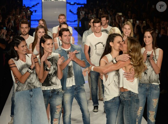 Gisele Bündchen a fait ses adieux aux défilés à l'occasion du défilé Colcci à Sao Paulo au Brésil le 15 avril 2015. Le top a défilé devant toute sa famille réunie pour ce beau moment.