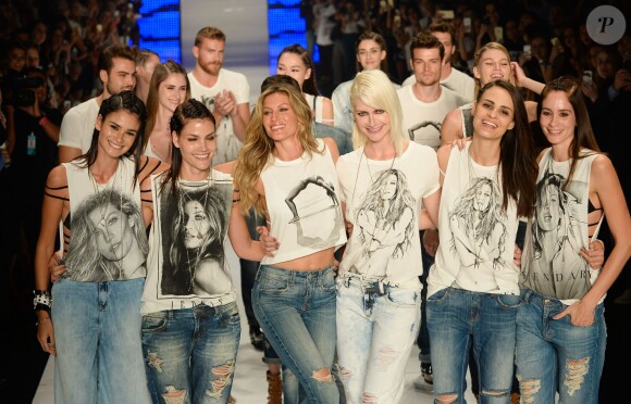 Gisele Bündchen a fait ses adieux aux défilés à l'occasion du défilé Colcci à Sao Paulo au Brésil le 15 avril 2015. Le top a défilé devant toute sa famille réunie pour ce beau moment.