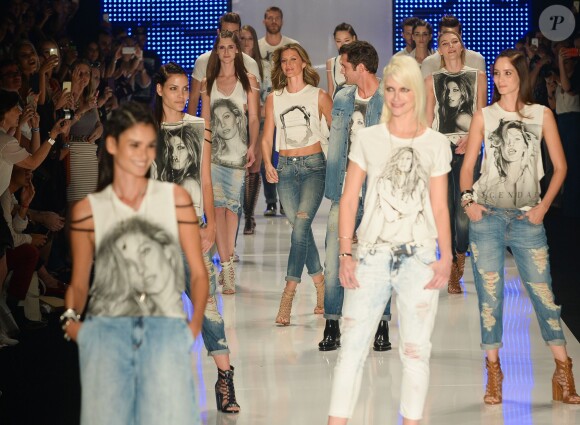 Gisele Bündchen a fait ses adieux aux défilés à l'occasion du défilé Colcci à Sao Paulo au Brésil le 15 avril 2015. Le top a défilé devant toute sa famille réunie pour ce beau moment.
