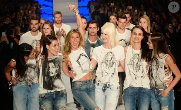 Gisele Bündchen a fait ses adieux aux défilés à l'occasion du défilé Colcci à Sao Paulo au Brésil le 15 avril 2015. Le top a défilé devant toute sa famille réunie pour ce beau moment.