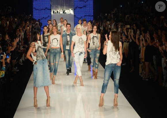 Gisele Bündchen a fait ses adieux aux défilés à l'occasion du défilé Colcci à Sao Paulo au Brésil le 15 avril 2015. Le top a défilé devant toute sa famille réunie pour ce beau moment.