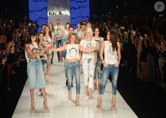 Gisele Bündchen a fait ses adieux aux défilés à l'occasion du défilé Colcci à Sao Paulo au Brésil le 15 avril 2015. Le top a défilé devant toute sa famille réunie pour ce beau moment.