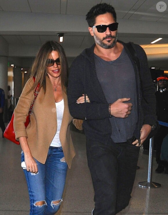 Sofia Vergara et son fiancé Joe Manganiello arrivent à l'aéroport de LAX pour prendre l'avion à Los Angeles, le 24 février 2015