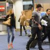Exclusif - No Web No Blog - Sofia Vergara, qui porte sa bague de fiancée, et son fiancé Joe Manganiello, le bras gauche avec une attelle, arrivent à l'aéroport LAX de Los Angeles. Le 29 décembre 2014
