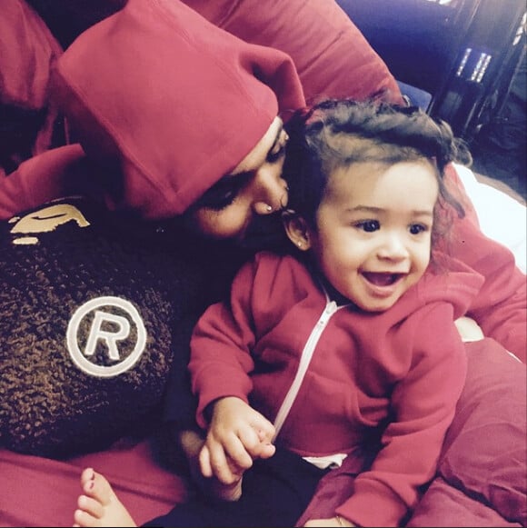 Chris Brown : "Dieu m'a béni avec ma jumelle." Le chanteur de 25 ans reconnaît publiquement sa fille Royalty et entame sa nouvelle vie de papa. Photo publiée le 16 avril 2015.