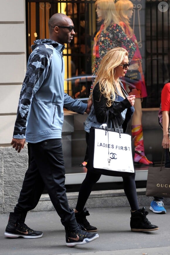 Kobe Bryant et son épouse Vanessa Lain, en pleine séance shopping dans les rues de Milan, le 16 avril 2015