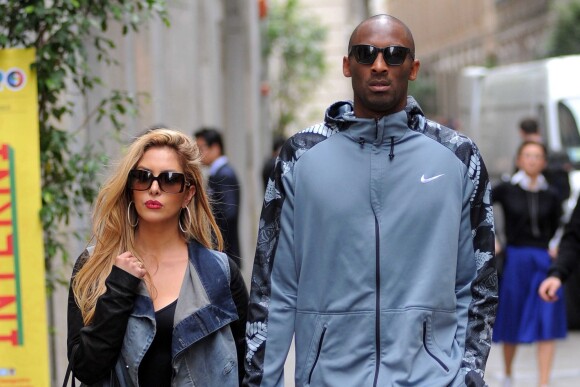 Kobe Bryant et son épouse Vanessa Lain dans les rues de Milan, le 16 avril 2015