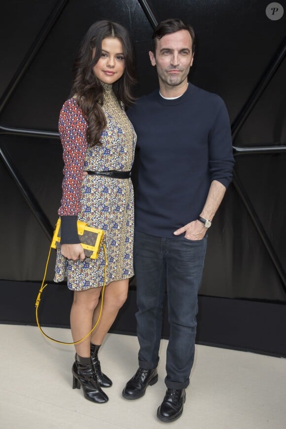 Selena Gomez et Nicolas Ghesquière au défilé Louis Vuitton prêt-à-porter collection Automne-Hiver 2015-2016 à Paris, le 11 mars 2015.