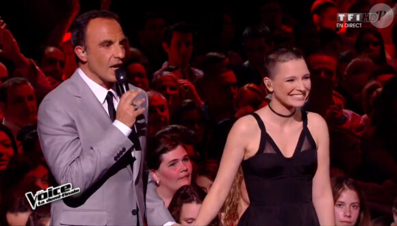 Nikos Aliagas et Anne Sila dans The Voice 4 (demi-finale), le samedi 18 avril 2015 sur TF1.