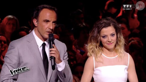 Nikos Aliagas et Camille Lellouche dans The Voice 4 (demi-finale), le samedi 18 avril 2015 sur TF1.