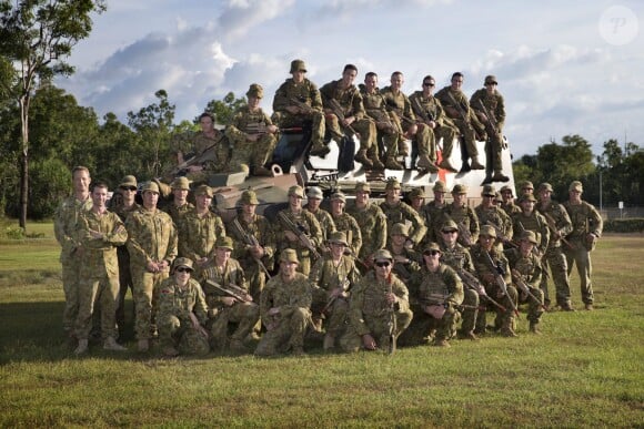 Le prince Harry posant avec un régiment d'infanterie australien avant un exercice à Darwin, en avril 2015 en Australie, dans le cadre de sa dernière mission dans l'armée.