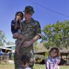 Le prince Harry rencontrant des enfants de la communauté aborigène de Wuggubun, en Australie, en avril 2015, dans le cadre de sa dernière mission dans l'armée.