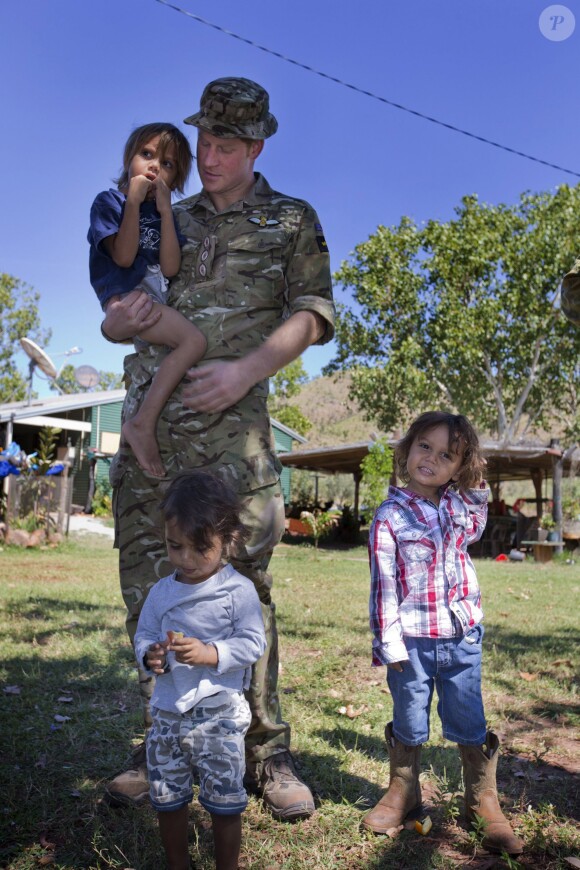 Le prince Harry rencontrant des enfants de la communauté aborigène de Wuggubun, en Australie, en avril 2015, dans le cadre de sa dernière mission dans l'armée.