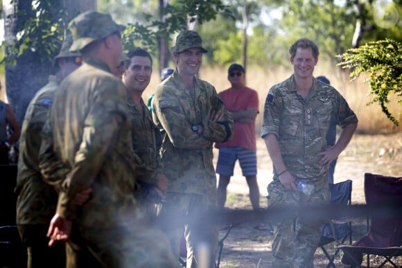Moment de détente pour le prince Harry avec des membres de la NORFORCE à Kununurra, en Australie, en avril 2015, dans le cadre de sa dernière mission dans l'armée.