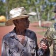 Le prince Harry rencontrant un doyen de la communauté aborigène de Wuggubun, en Australie, en avril 2015, dans le cadre de sa dernière mission dans l'armée.