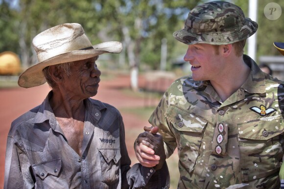 Le prince Harry rencontrant un doyen de la communauté aborigène de Wuggubun, en Australie, en avril 2015, dans le cadre de sa dernière mission dans l'armée.
