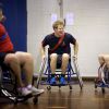 Le prince Harry disputant un match de football australien en fauteuil roulant avec des soldats blessés en service, en avril 2015 aux Robertson Barracks à Darwin en Australie, dans le cadre de sa dernière mission dans l'armée.