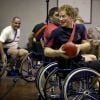 Le prince Harry disputant un match de football australien en fauteuil roulant avec des soldats blessés en service, en avril 2015 aux Robertson Barracks à Darwin en Australie, dans le cadre de sa dernière mission dans l'armée.