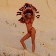  Exclusif - Kimberley Garner joue les squaws sexy, en bikini et accessoirisée d'une coiffe de chef indien, le 10 avril 2015 pour la promotion de sa marque de maillots de bain et sa nouvelle collection baptisée Coachella, lors d'un shooting organisé juste à côté du fameux festival californien, où on retrouvera la bombe anglaise quelques heures plus tard. 