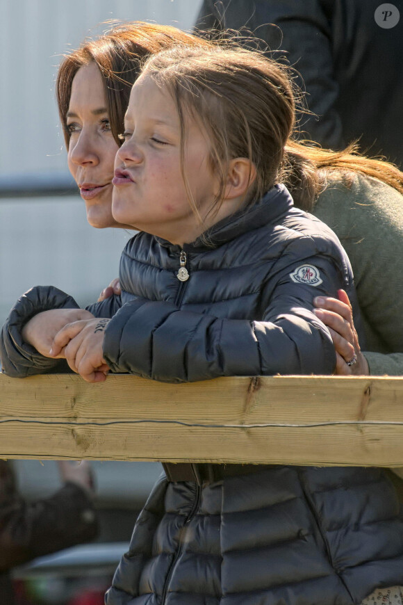 La princesse Isabella, avec sa mère la princesse Mary de Danemark, s'amuse devant le spectacle des vaches bondissant de joie en retrouvant leurs pâturages, le 19 avril 2015 dans une ferme bio proche de Roskilde, à l'occasion de la Journée de l'écologie.