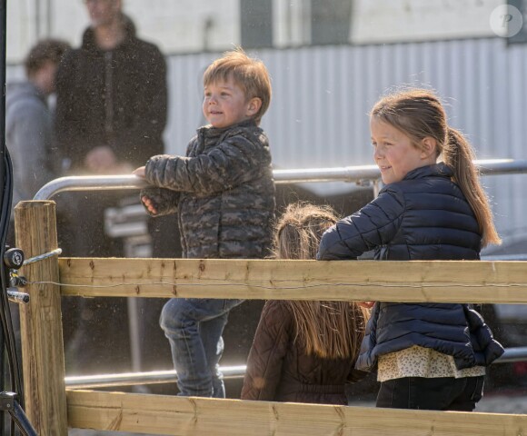 La princesse Isabella, le prince Vincent et la princesse Joséphine ont assisté avec leur mère la princesse Mary de Danemark au spectacle des vaches bondissant de joie en retrouvant leurs pâturages, le 19 avril 2015 dans une ferme bio proche de Roskilde, à l'occasion de la Journée de l'écologie.