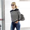Gwyneth Paltrow à l'aéroport JFK à New York, porte un pull rayé Saint Laurent, un sac matelassé Chanel, un jean et des bottines noires. Le 19 avril 2015.