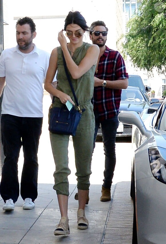 Kendall Jenner arrive au centre commercial Barneys New York avec Scott Disick, habillée d'une combinaison kaki Joie. Des lunettes Linda Farrow (modèle 307), un sac Céline et des espadrilles Chanel complètent sa tenue. Le 20 avril 2015.