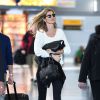 Gisele Bundchen arrive à l'aéroport JFK de New York, habillée d'un pull blanc, d'une jean noir et de bottines Acne (modèle Star). Le top model brésilien accessoirise sa tenue de lunettes Ray-Ban (collection Clubmaster) et d'un sac Chanel. Le 21 avril 2015.