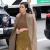 Kim Kardashian à New York, porte un manteau Céline (collection automne-hiver 2014-2015), un top et une jupe fendue A.L.C. (collection automne-hiver 2015-2016) et des sandales Etro (collection printemps-été 2015). Le 22 avril 2015.