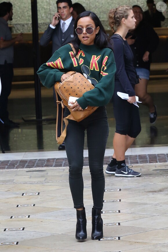 Karrueche Tran, surprise au centre commercial The Grove à Los Angeles, porte un pull vintage à l'effigie de Mickey, un sac à dos MCM, un jean et des bottines noirs. Le 23 avril 2015.