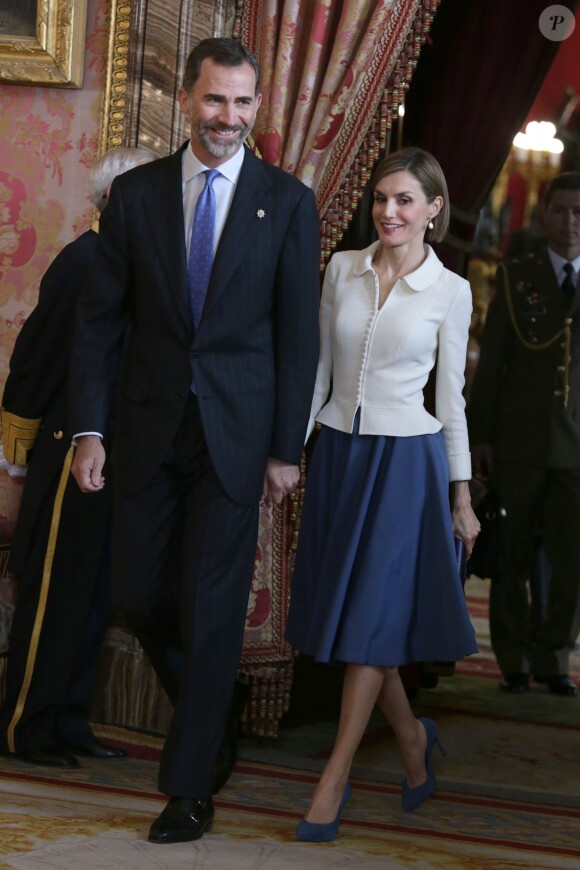 Le roi Felipe VI et la reine Letizia d'Espagne recevaient le 22 avril 2015 à déjeuner une centaine de représentants du monde littéraire au palais royal à Madrid à l'occasion de la remise du prix Miguel de Cervantes à l'auteur Juan Goytisolo