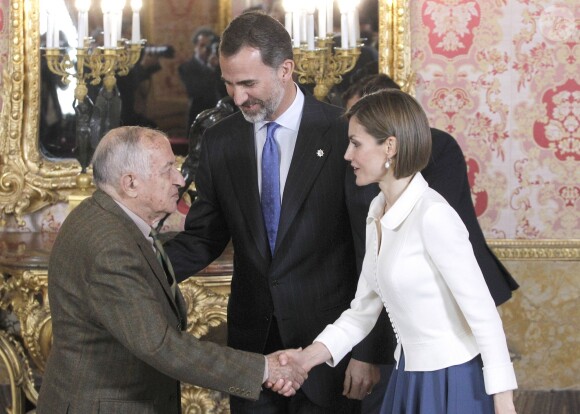 Le roi Felipe VI et la reine Letizia d'Espagne recevaient le 22 avril 2015 à déjeuner une centaine de représentants du monde littéraire au palais royal à Madrid à l'occasion de la remise du prix Miguel de Cervantes à l'auteur Juan Goytisolo